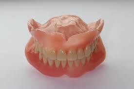 歯を抜いて入れ歯を作る時、抜いた後は歯が無いままですか？